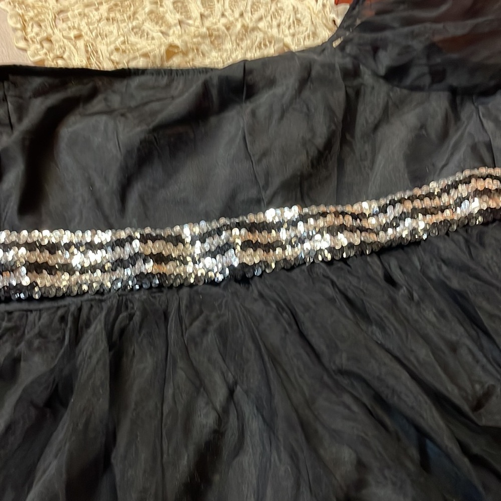 Elegant Black Dress with Sequin Detail - Picture 2 of 9